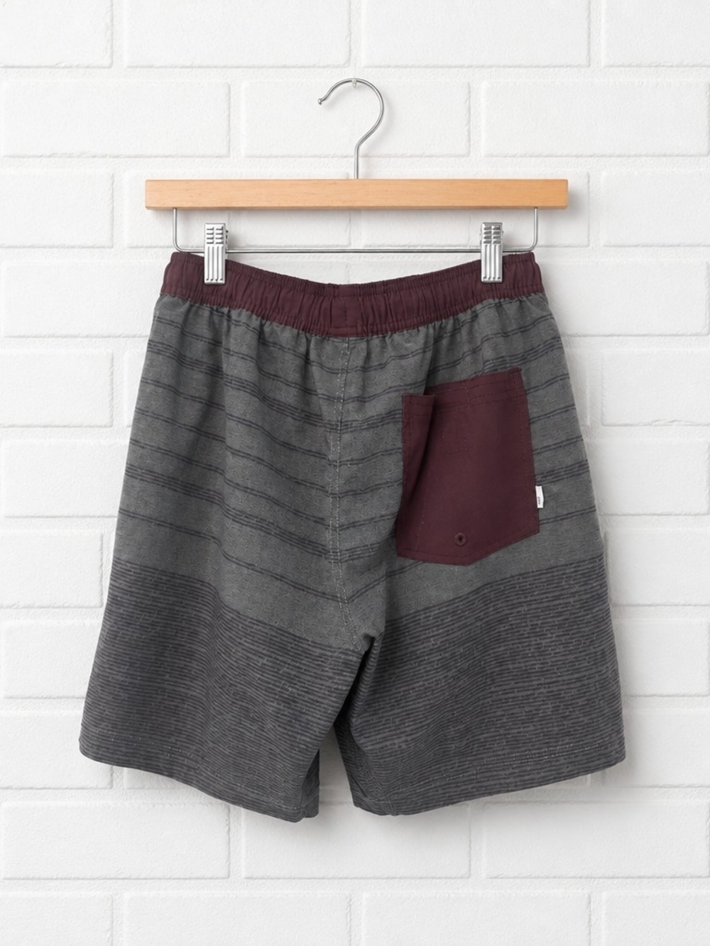 Vuori Kore Shorts Men's M Gray Striped Maroon Waistband Lined Gym Yoga - Picture 3 of 7